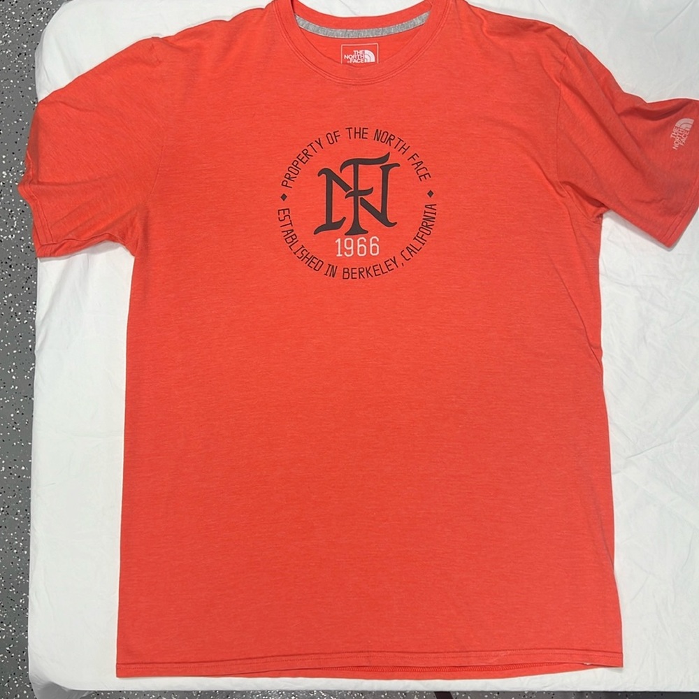 The North Face Classic Fit Men’s Medium t shirt